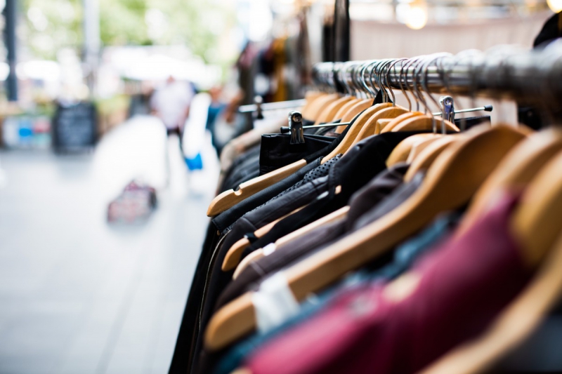 magasin-BRIANCONNET-min_blur_close_up_focus_hanger_jacket_market_people_rack-1176303