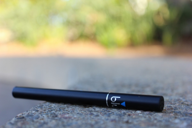magasin-BRIANCONNET-min_e_cigarette_vaping_blu_cigs_blu_electronic_cigarette_tobacco_cigarette_smoke-637061